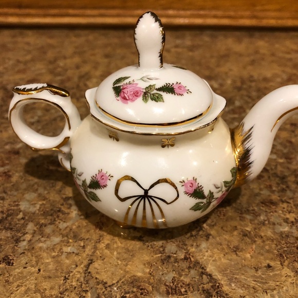 Victoria's Garden Mini Teapot, Pink Roses **Too Cute & Adorable** - Picture 3 of 7